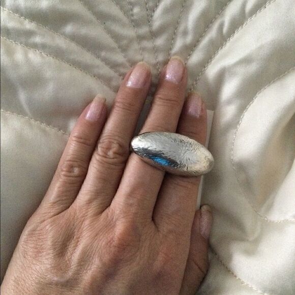 NWT Silver tone Becca double finger ring textured - Picture 3 of 5